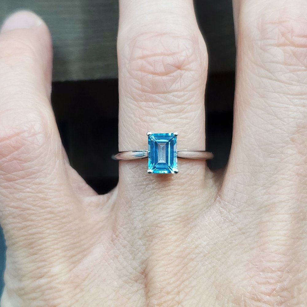 Size 7 Sterling Silver Cute Rectangle Blue Topaz Gem Band Ring